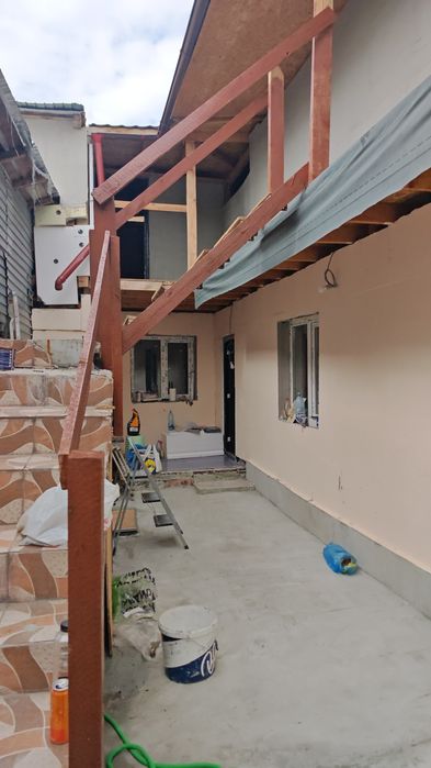 Casa la roșu de vanzare