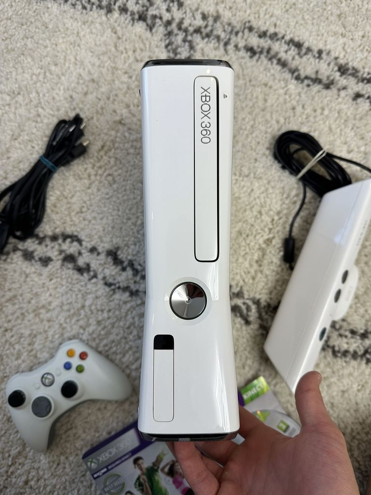 Xbox 360 alb - impecabil + controller si kinect