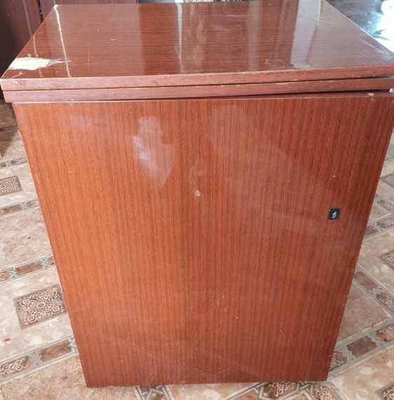 Продам швейную машину Чайка 132-М, б/у. Строчка и зигзаг. Стол-тумба