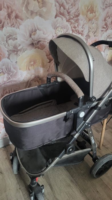 Детская коляска и стульчик