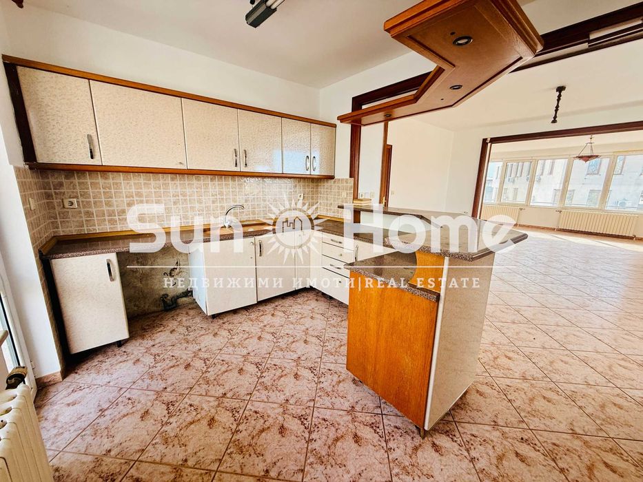 Етаж от къща разположен в самия център на град Свиленград.