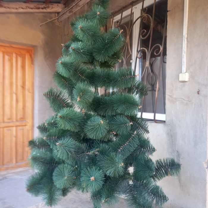 Продам искусственную новогодную елку 2шт. Высота по 1,5 метров