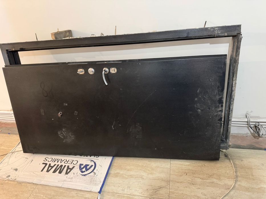 Продам входную дверь