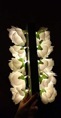 Светлинна верига от 10 броя светещи рози