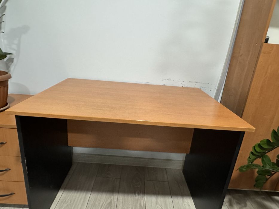 Стол офисный и несколько стульев