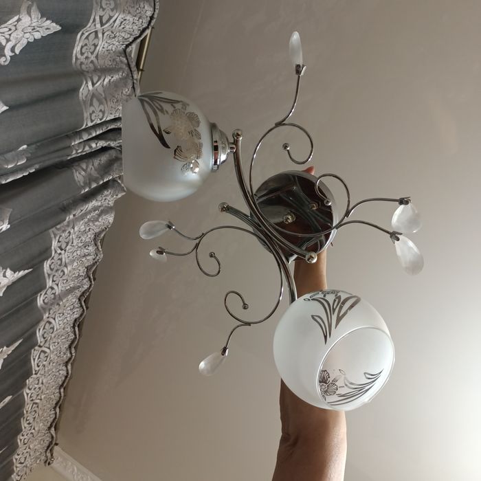 Продаю люстру двухрожковую