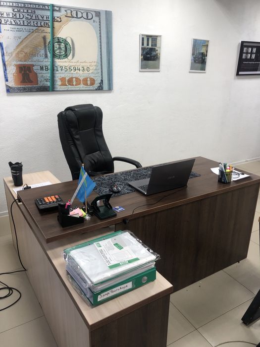 Продам стол с подставкой