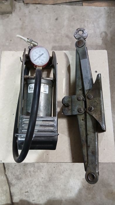 Домкрат + насос.