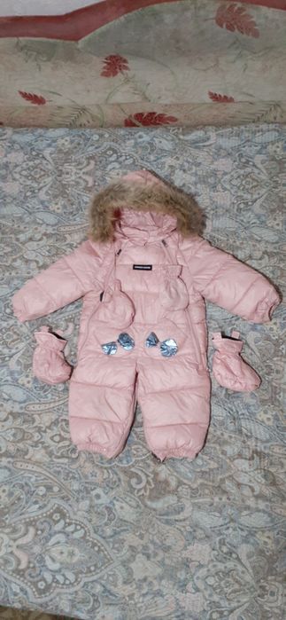 Продам зимние комбинизоны на девочку в хорошем состоянии,80см,5000тнг