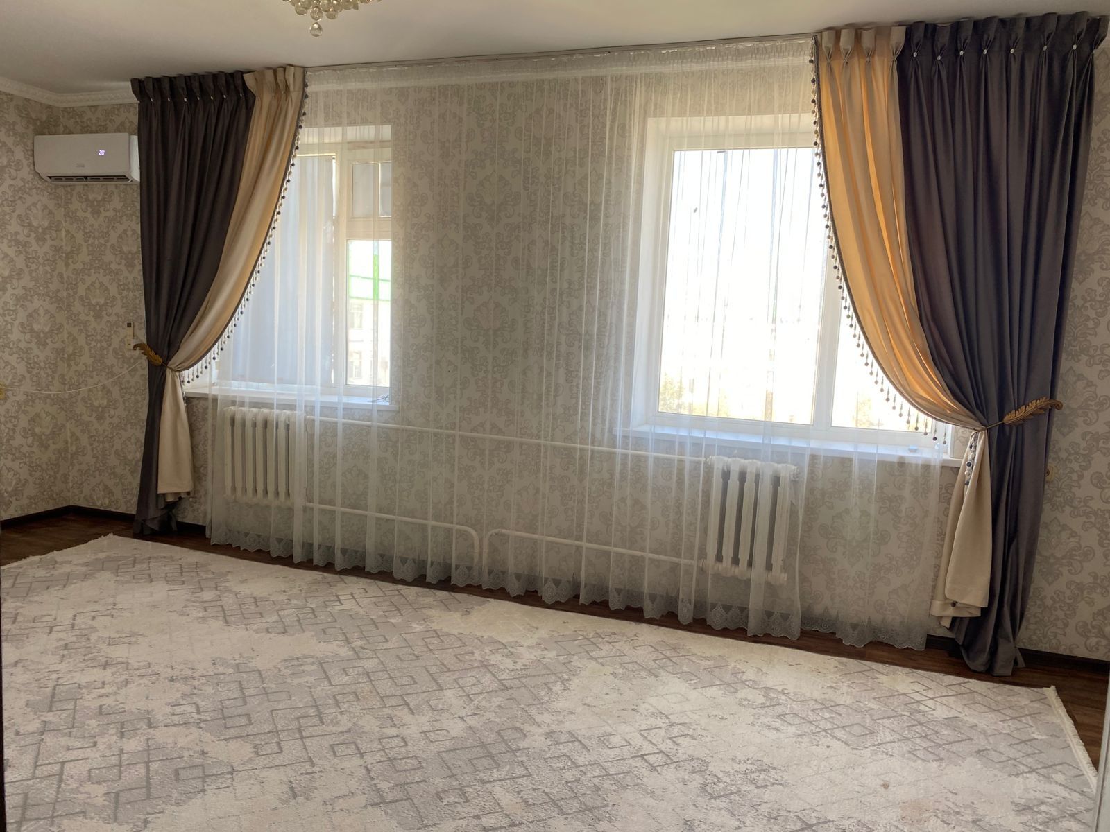 Мкр Сырдария 2 үйден жақсы районда 4бөлмелі үй сатылады