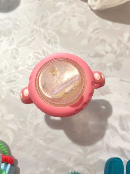 Шишета и неразливащи се чаши