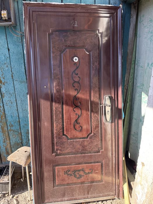 Продам дверь в хорошем состоянии вопросам звоните срочно !