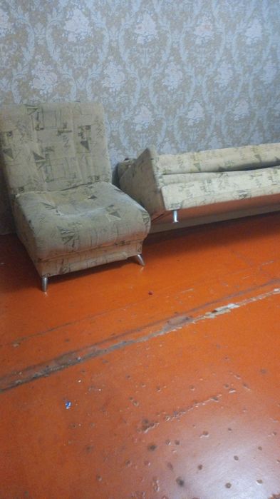 Отдам доски для пола, линолеум, мебель, двери. Самовывоз.