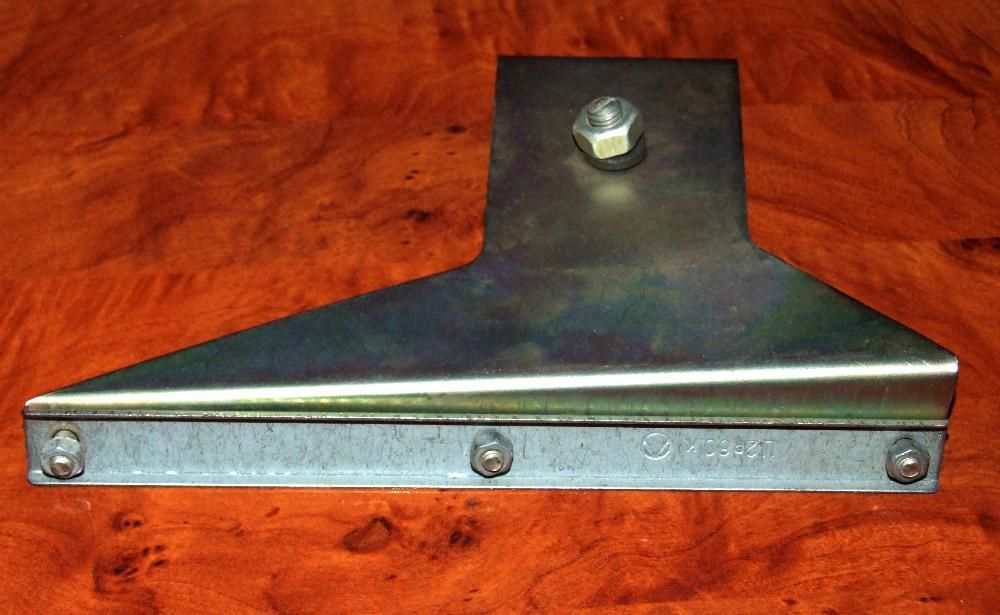 2 Suporti metalici pentru aparatori (sorturi) la rotile masinii. NOI !