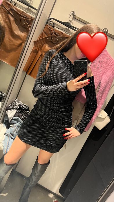 Елегантна черна рокля с блестящи детайли