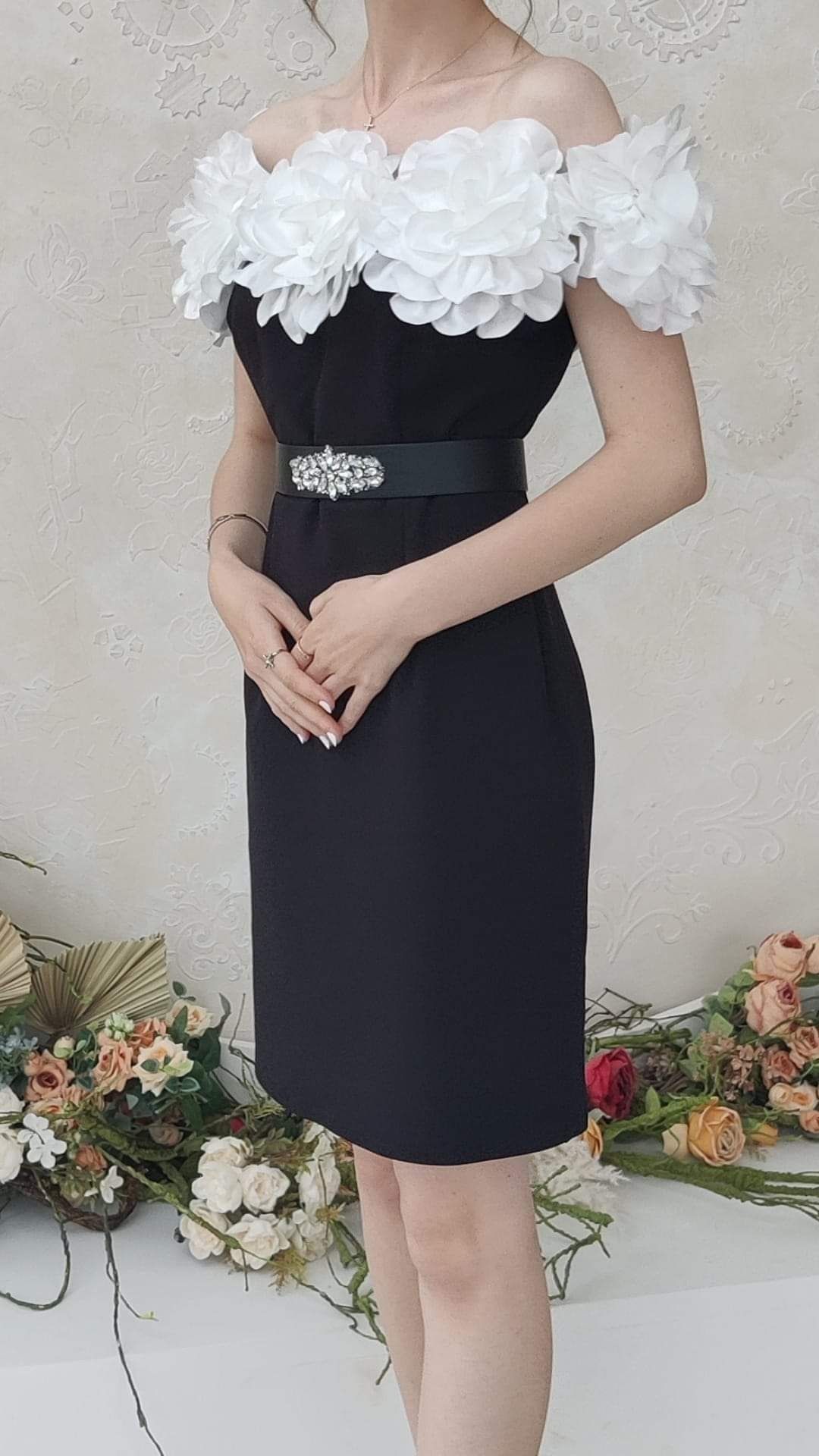 rochie de ocazie neagra premium cu aplicatii florale albe si curea cu