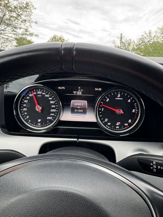 Mercedes-Benz E220 W213