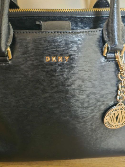 DKNY оригинална дамска чанта от естествена кожа