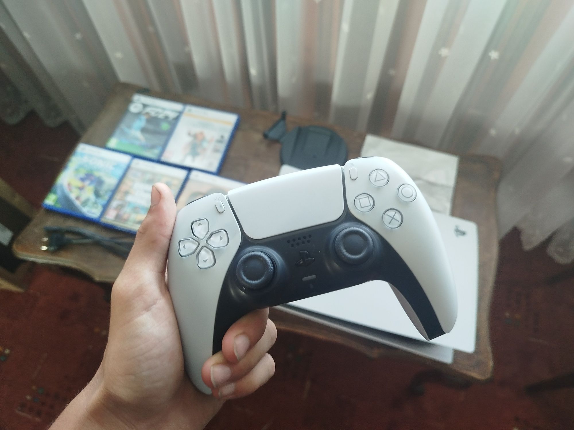 Playstation 5 (със 2 контролера и 5 игри)