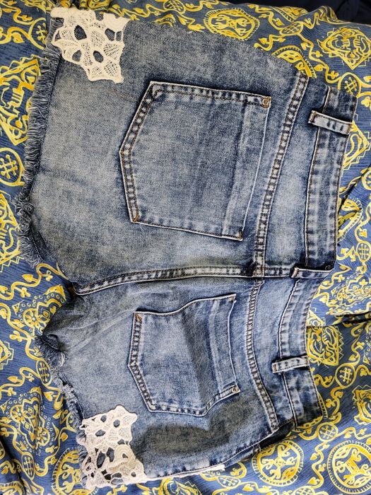 Pantaloni scurti de blugi