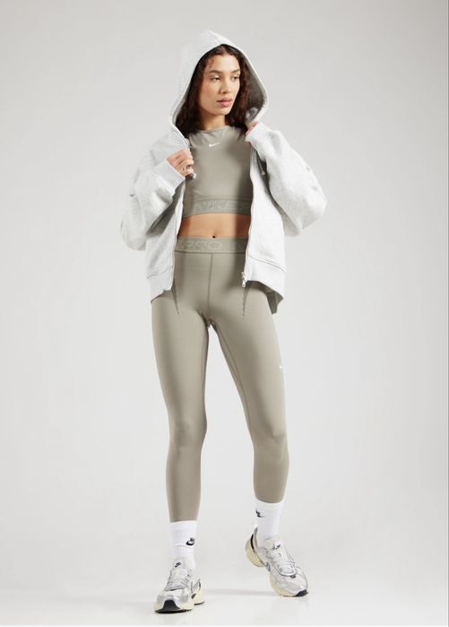Дамски спортен топ Nike