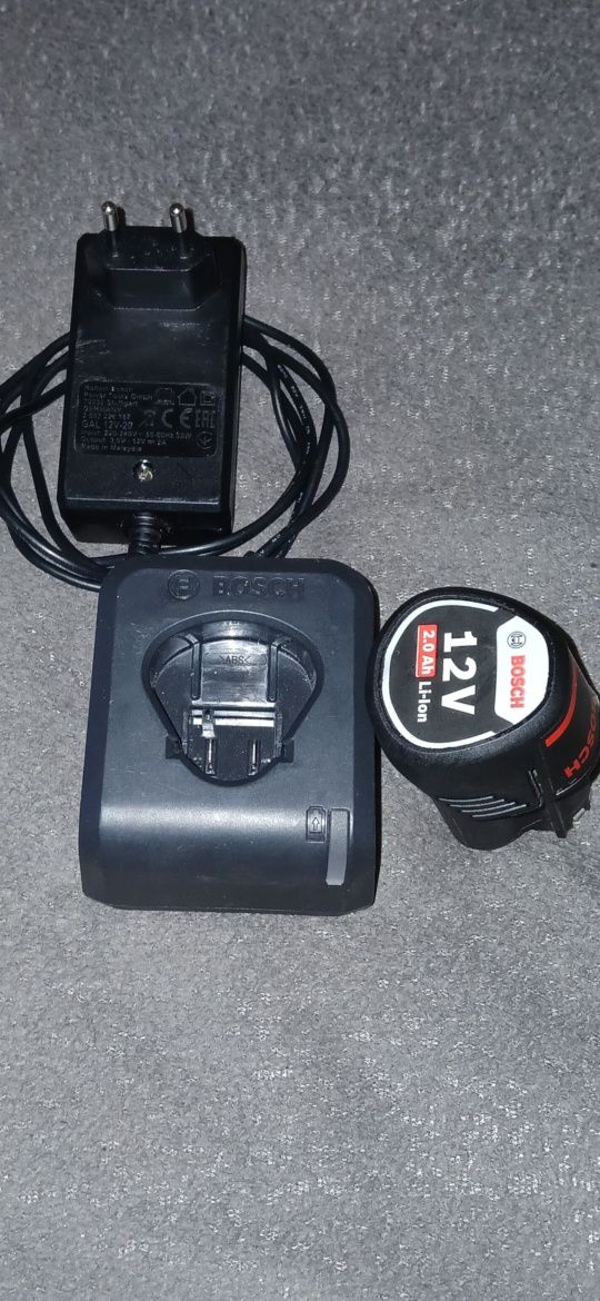 Батерия от   синята серия бош  12V, 6 амп, 90ЛВ, И зарядно 40ЛВ,,