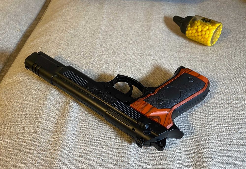 Pistol actionare arc incarcator bile si cutie transport