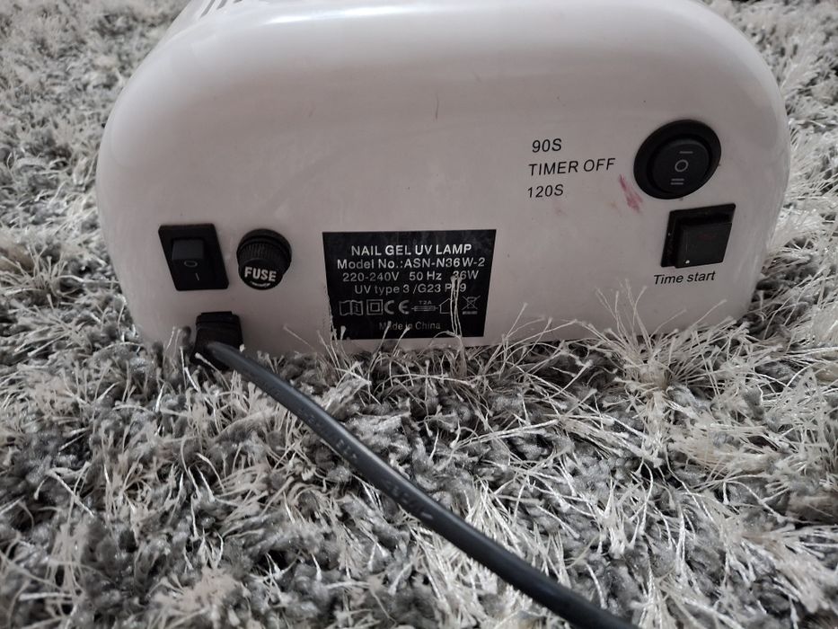 Vând aparat de de unghii semipermanentă