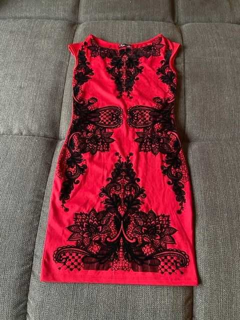 червена рокля с черни кадифени мотиви