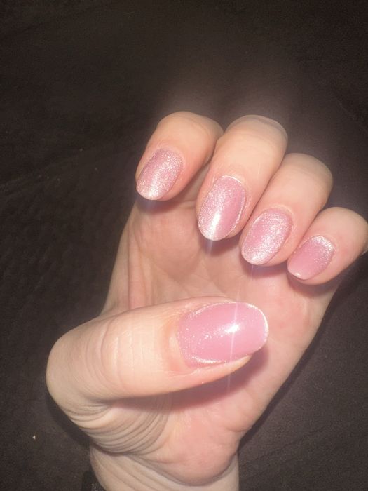 Realizez unghii cu oja semi la domiciliul clientei