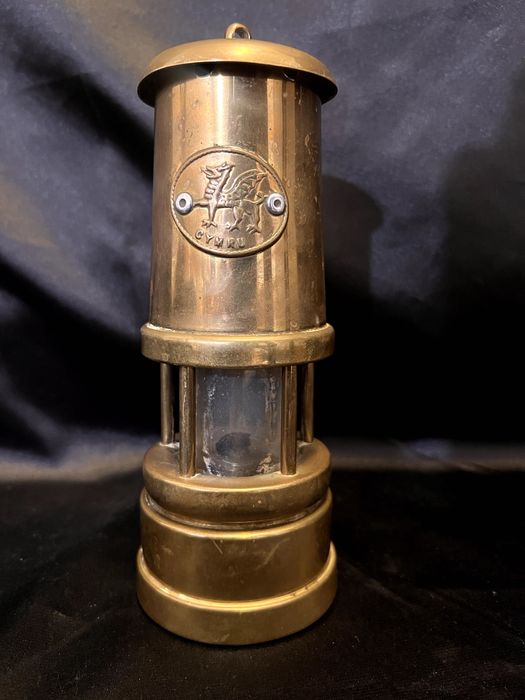 Lampa miner realizată  din alama,marca Cymru.