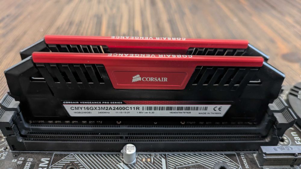 Процесор I7 4790k, дънна платка ASUS Z97-E, RAM 16 GB DDR3 2400MHz