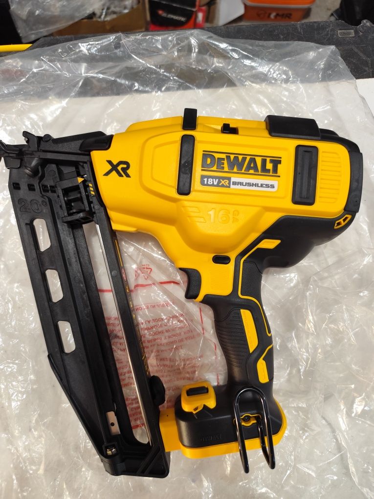 Безчетков акумулаторен такер пистолет Девалт DeWALT DCN660 с гаранция