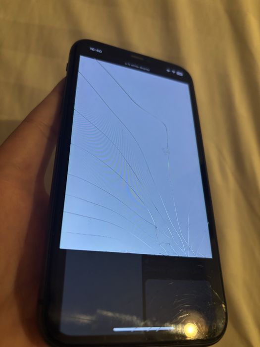 Iphone 11, ecran spart, functioneaza perfect.