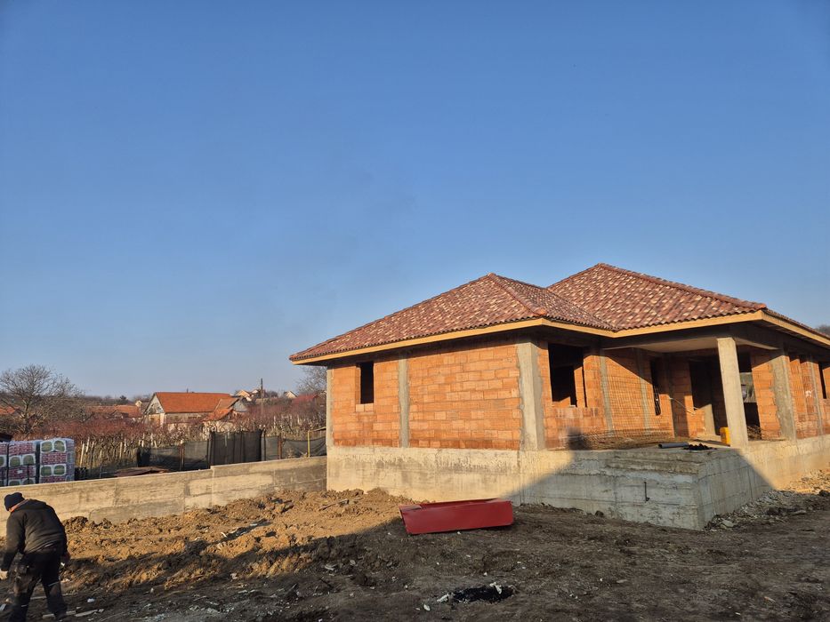 Construim casa la roșu