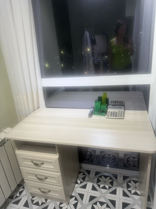 Продается письменный стол в отличном состоянии !