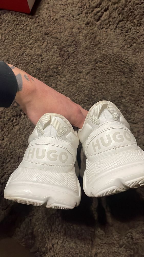 бели Hugo Boss обувки