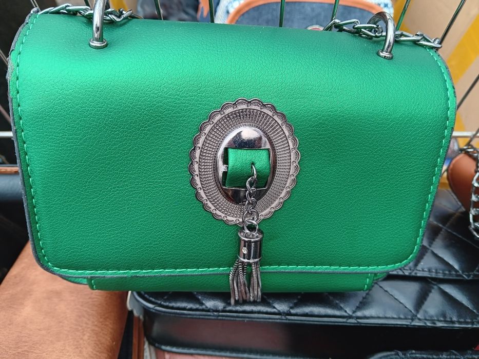 Затворен Магазин Чанти 5-10лв.на едро