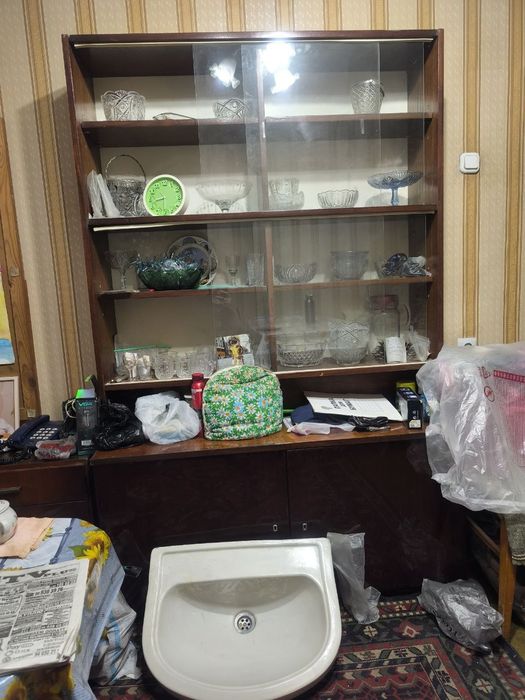 Продается сервант и тумбочки