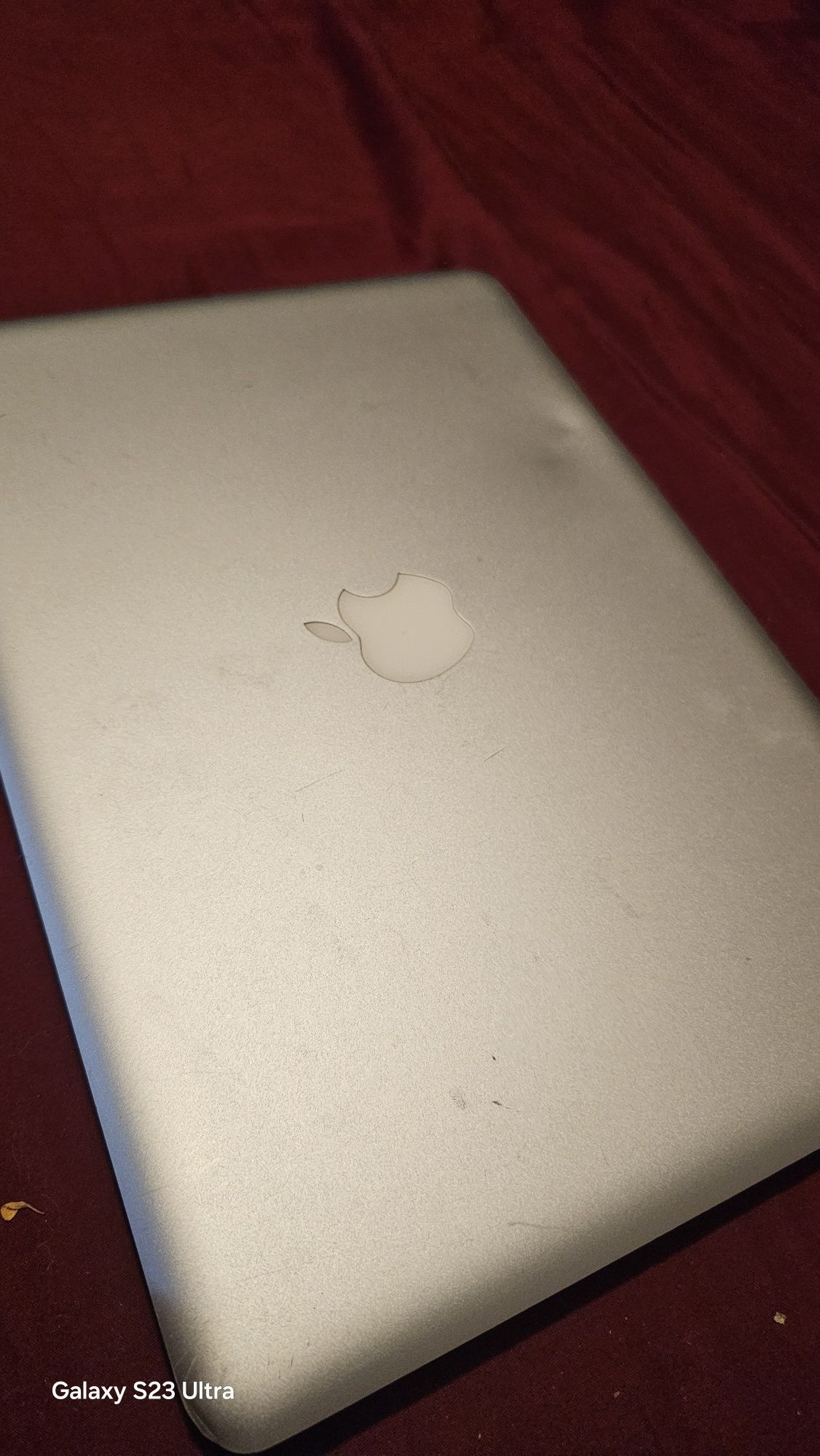 Macbook și lenovo