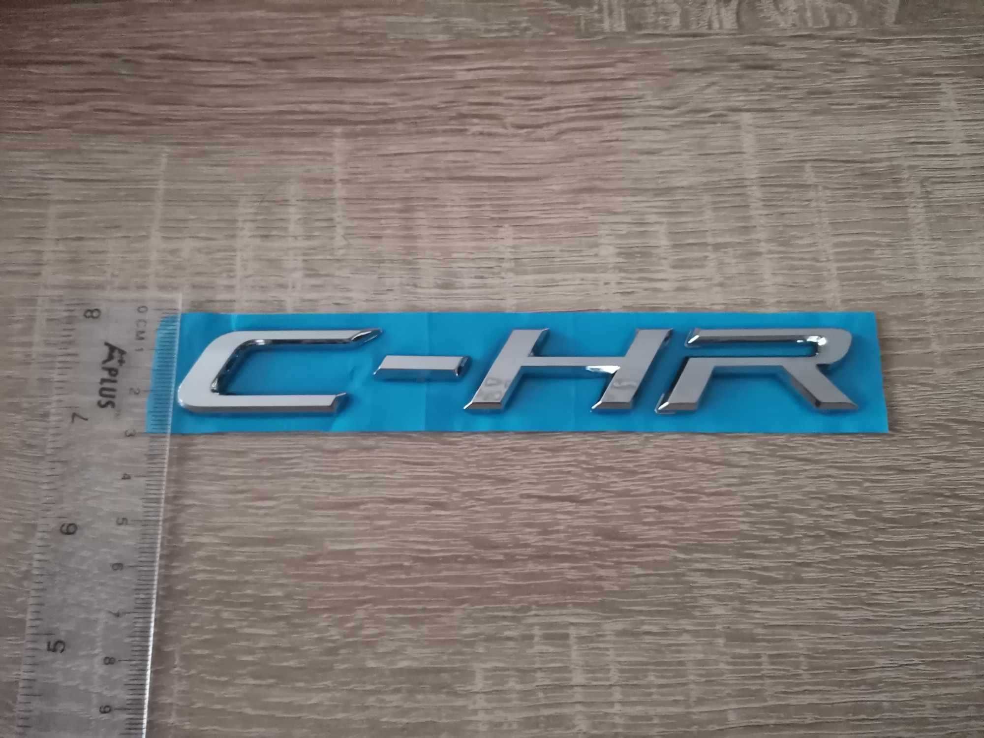 сребрист надпис емблема Toyota C-HR