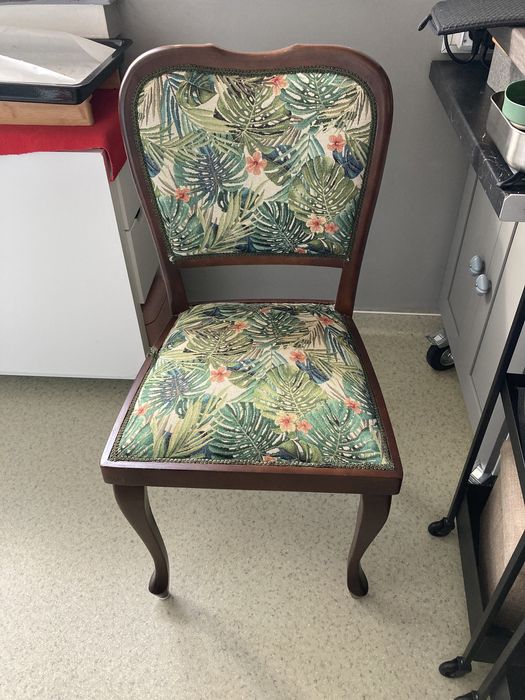 Scaune vintage reconditionate cu model plante si flori