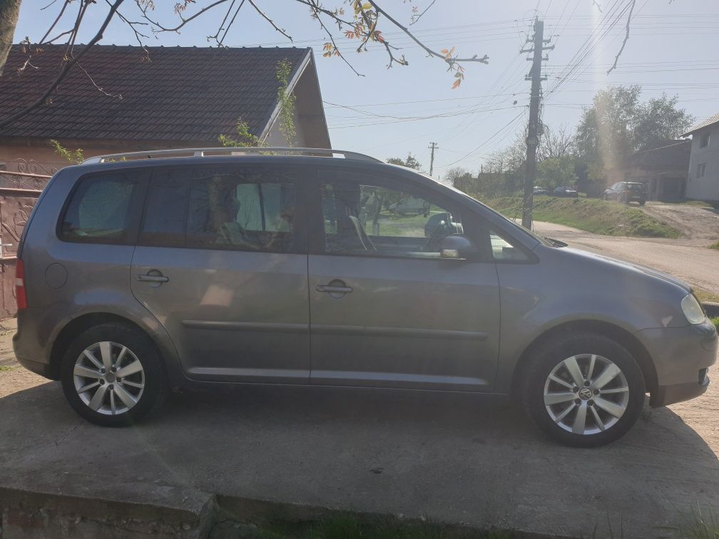 Vând Volkswagen Touran