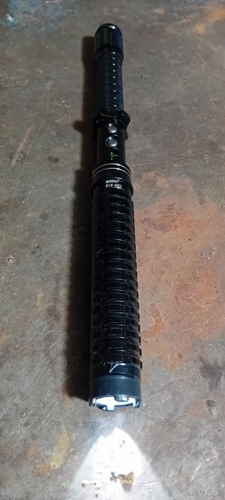 Baston telescopic cu electroșoc.