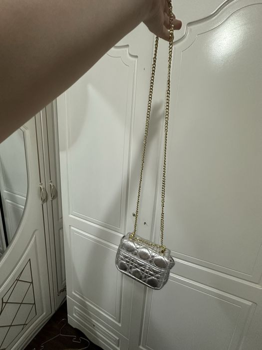 Dior Caro sumkasining miniatyura versiyasi.