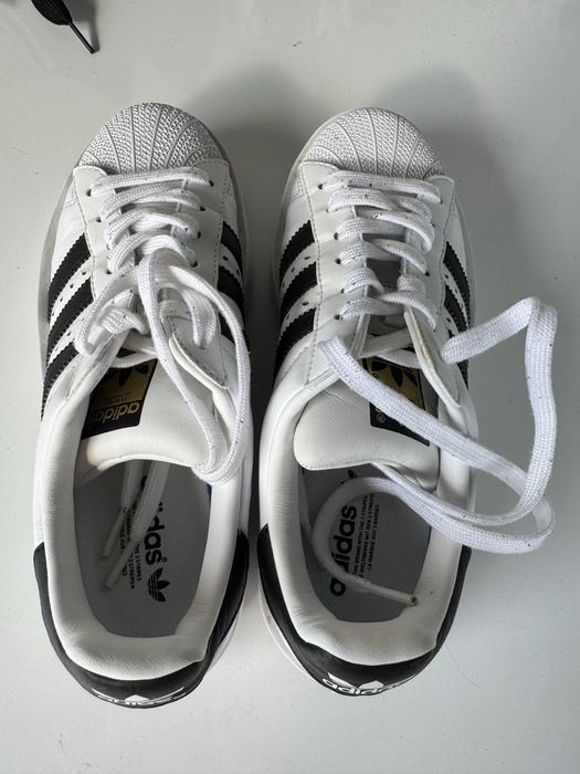 Adidasi marca Adidas, marimea 38,din piele, in stare foarte buna