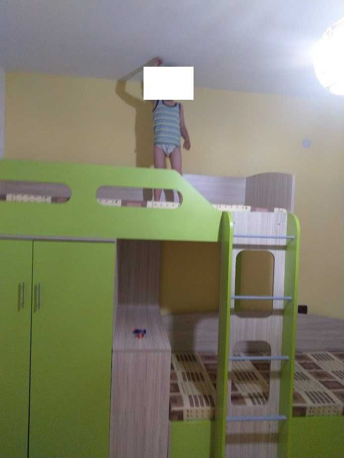 Двуетажно легло зелено с гардероб , скрин и бюро , комплект