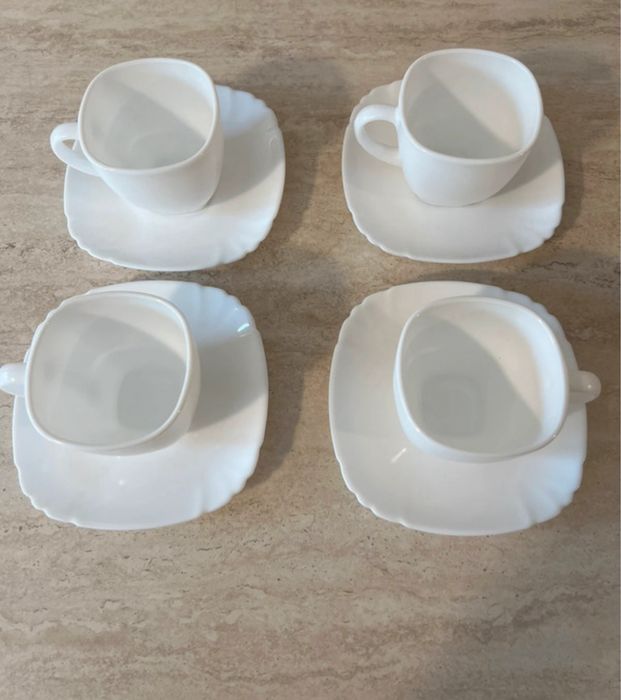 Set de 4 cesti de cafea cu farfurii