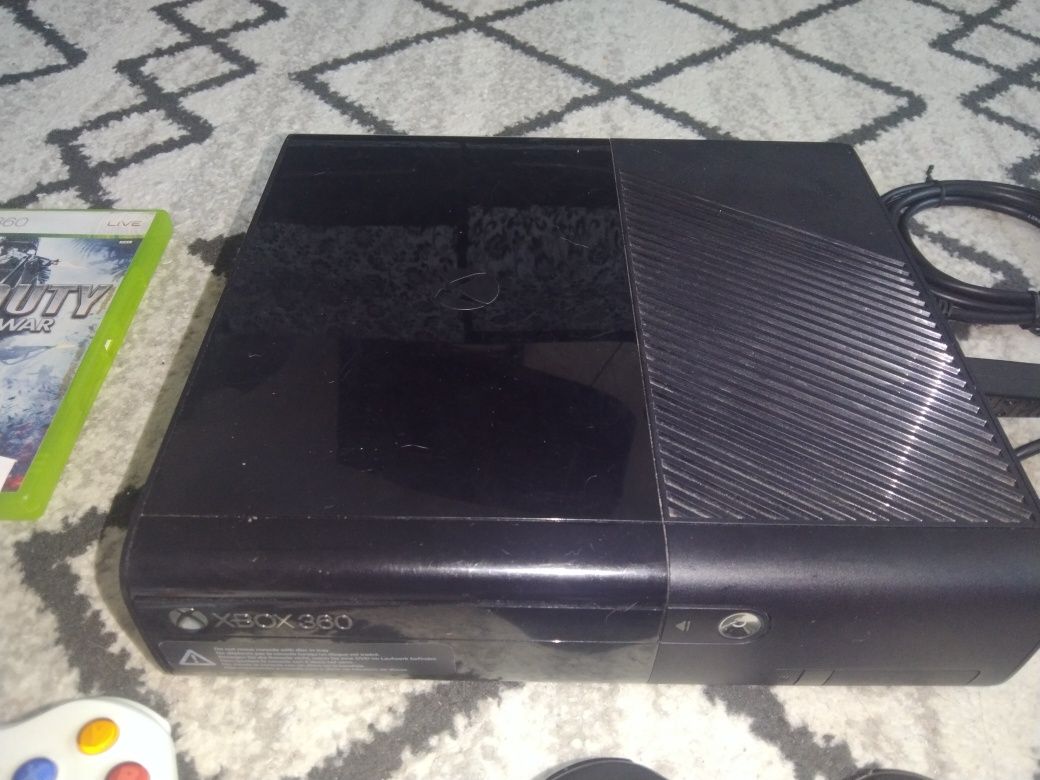 Xbox 360 E 250GB +2 jocuri