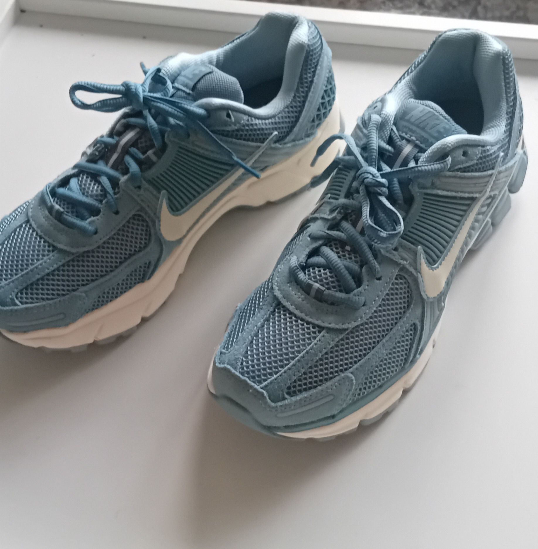 Оригинални обувки Nike Vomero 5